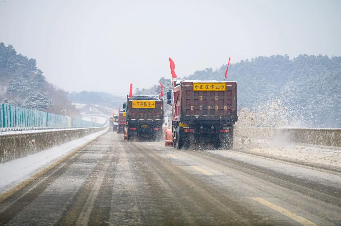 迎戰(zhàn)強降雪 遼寧高速與您溫暖同行